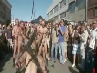 Offentlig plaza med stripped menn prepared til vill coarse violent homofil gruppe kjønn klipp film
